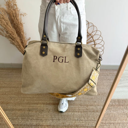 Bolso combinado ante y piel beige iniciales bordadas con correa étnica