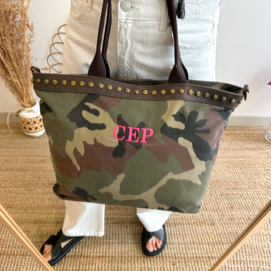 Bolso shopper loneta y piel camuflaje tachuelas iniciales bordadas con correa étnica