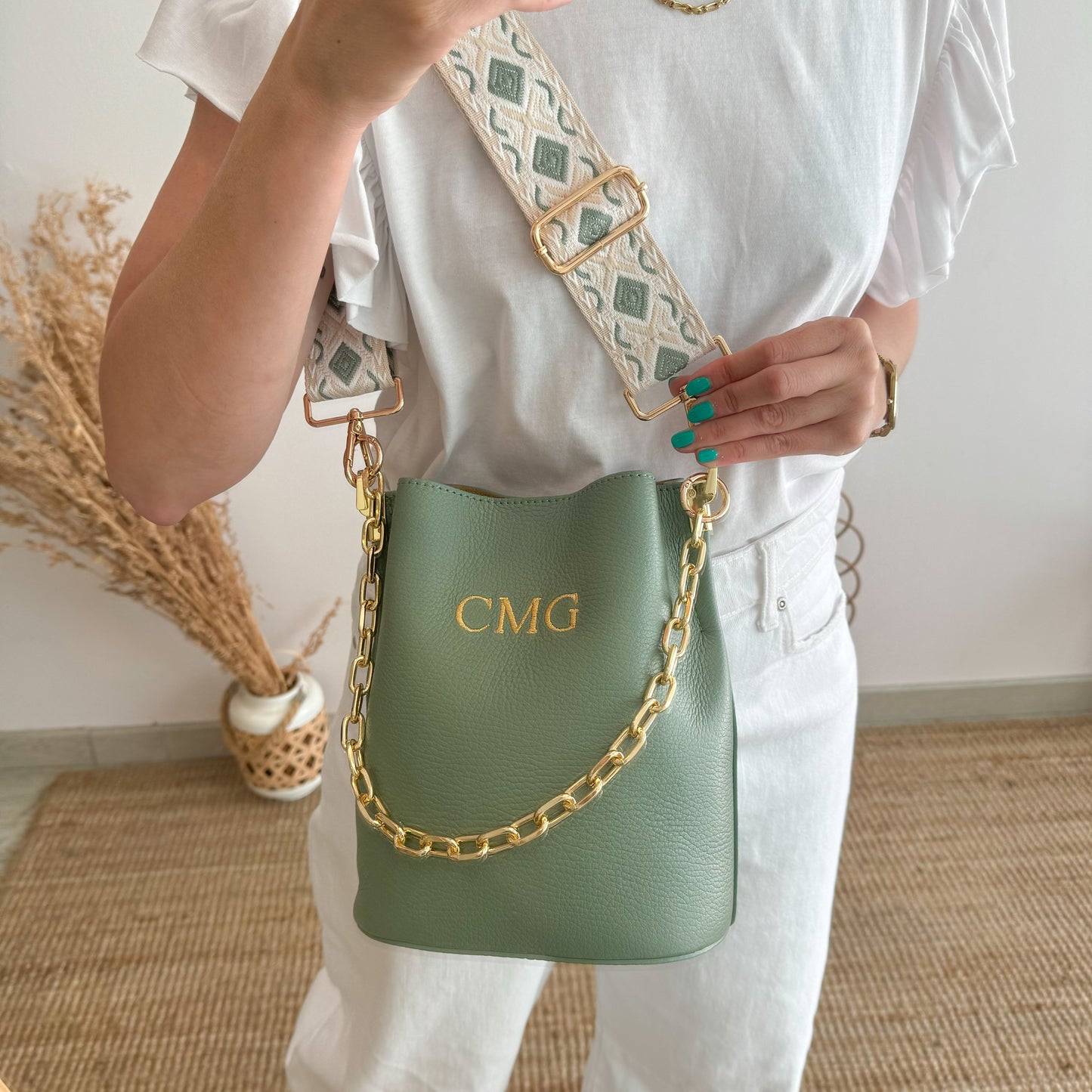 Bolso bucket piel mint cadena dorada iniciales bordadas