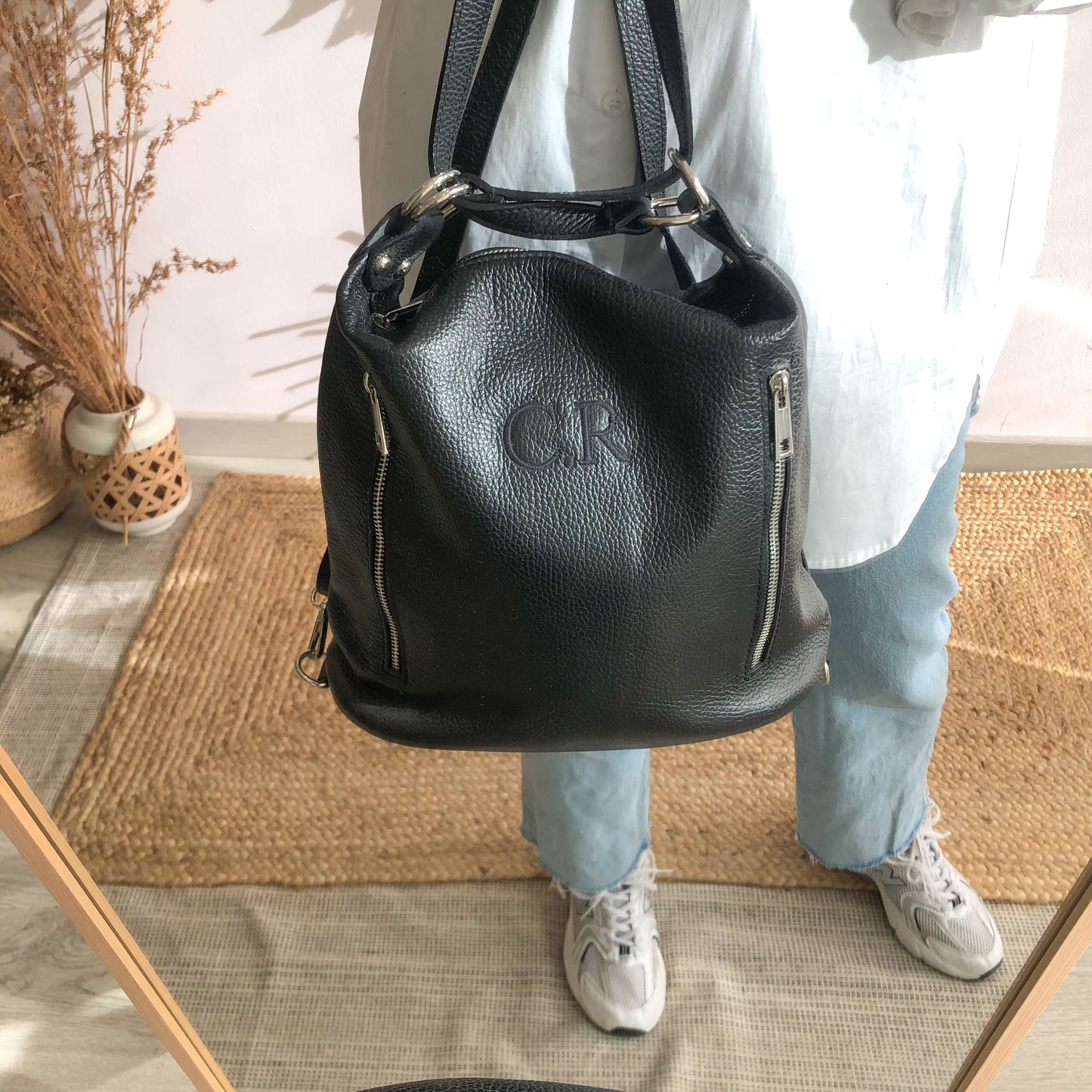 Bolso mochila negro personalizado iniciales bordadas
