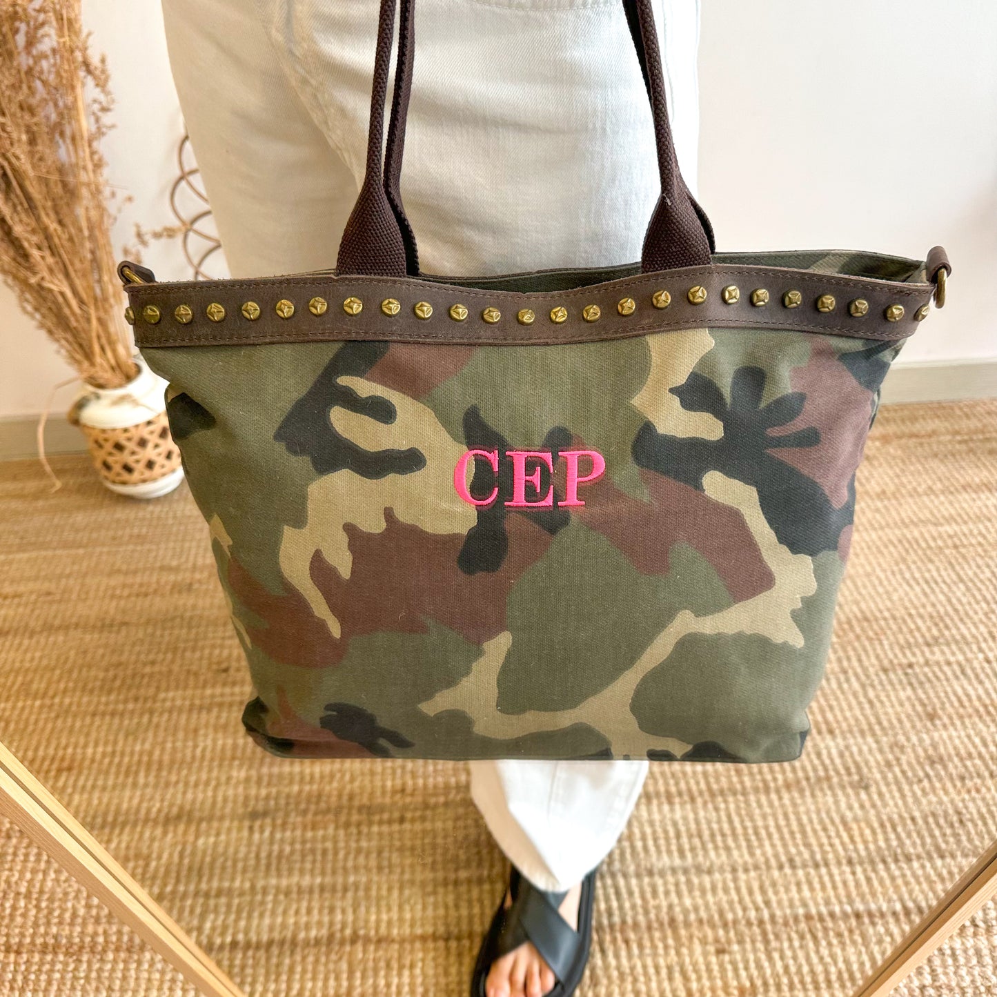 Bolso shopper loneta y piel camuflaje tachuelas iniciales bordadas con correa étnica