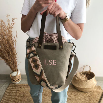Bolso loneta cierre tejido vichy taupe iniciales bordadas