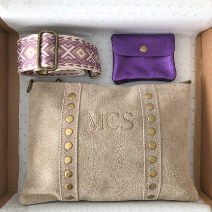 PACK REGALO BANDOLERA TACHUELAS ANTE BEIGE PERSONALIZADO