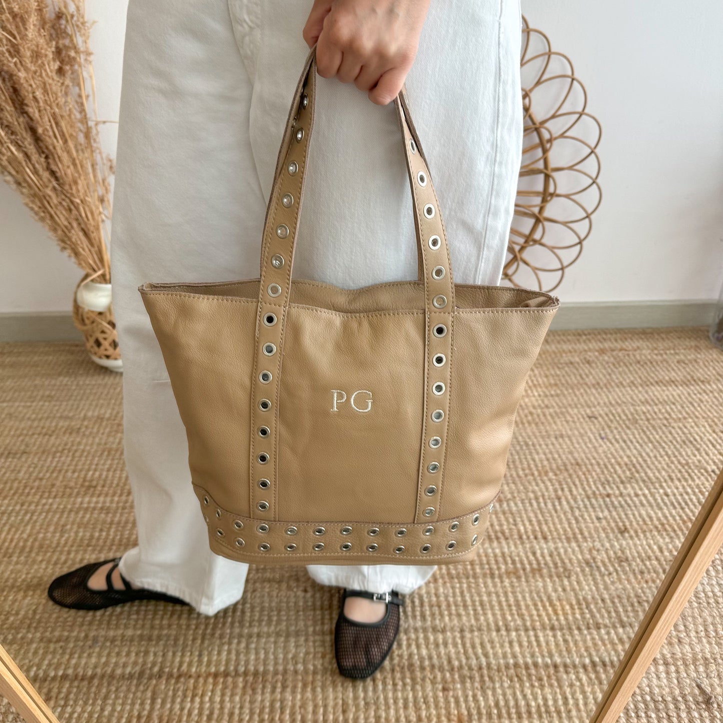 Shopper piel arandelas iniciales bordadas taupe