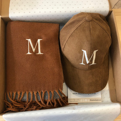 Pack regalo bufanda y gorra marrón personalizada