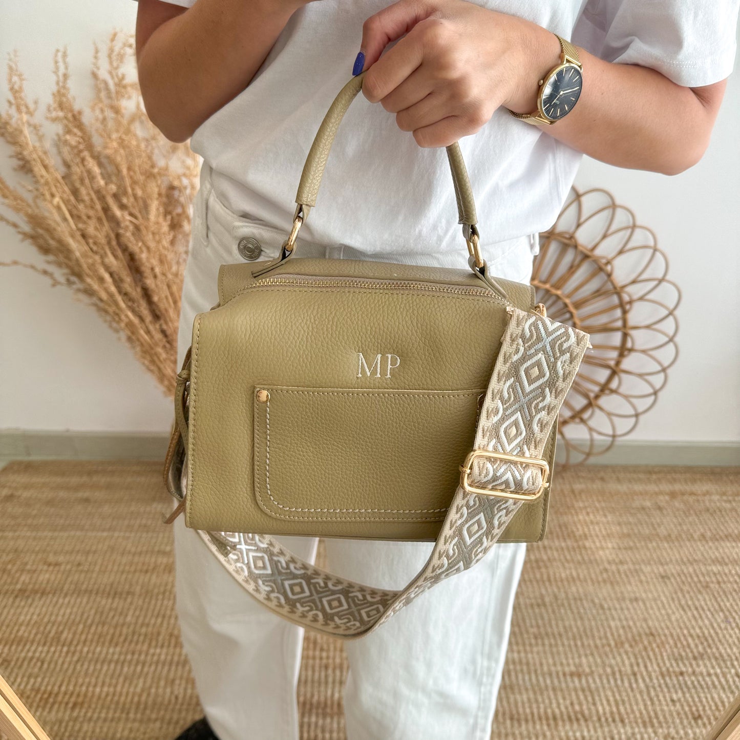 Bolso piel rec. bolsillos iniciales bordadas taupe