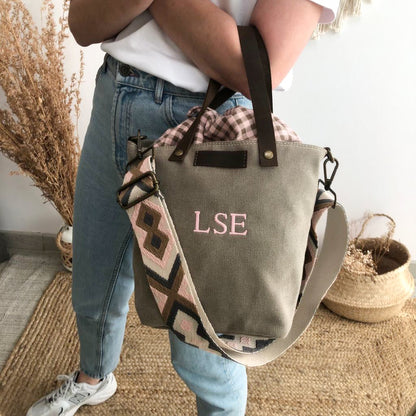 Bolso loneta cierre tejido vichy taupe iniciales bordadas