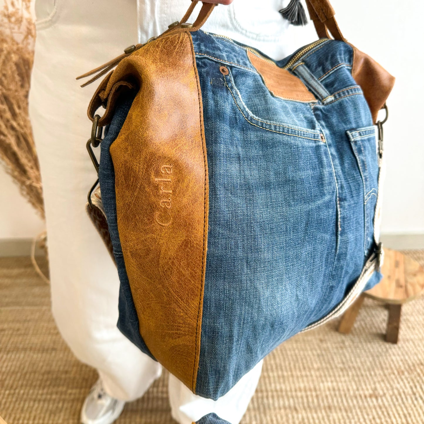 Bolso denim/piel camel iniciales bordadas