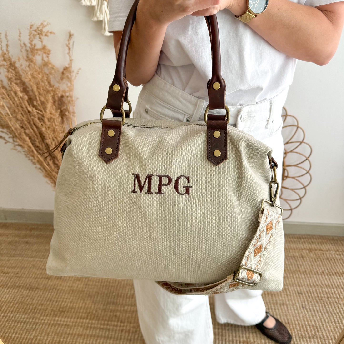 Bolso combinado loneta y piel beige iniciales bordadas con correa étnica