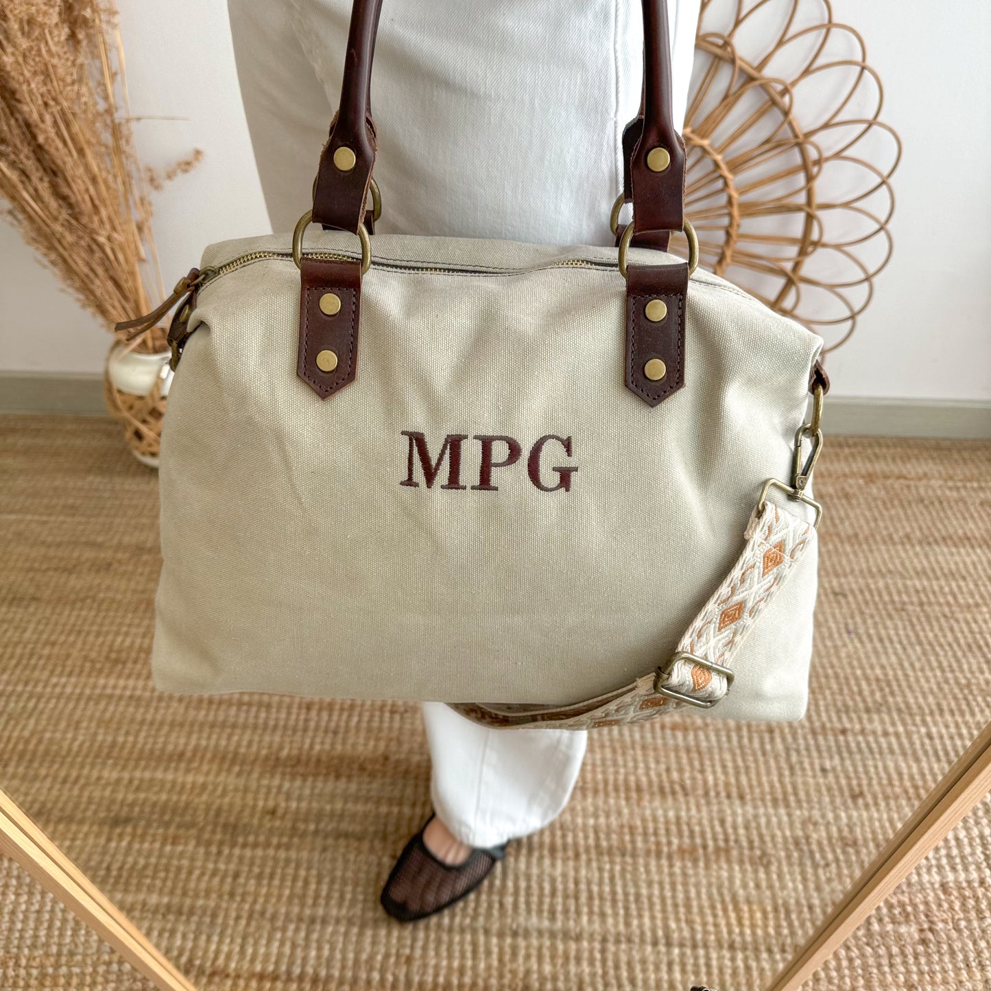 Bolso combinado loneta y piel beige iniciales bordadas con correa étnica