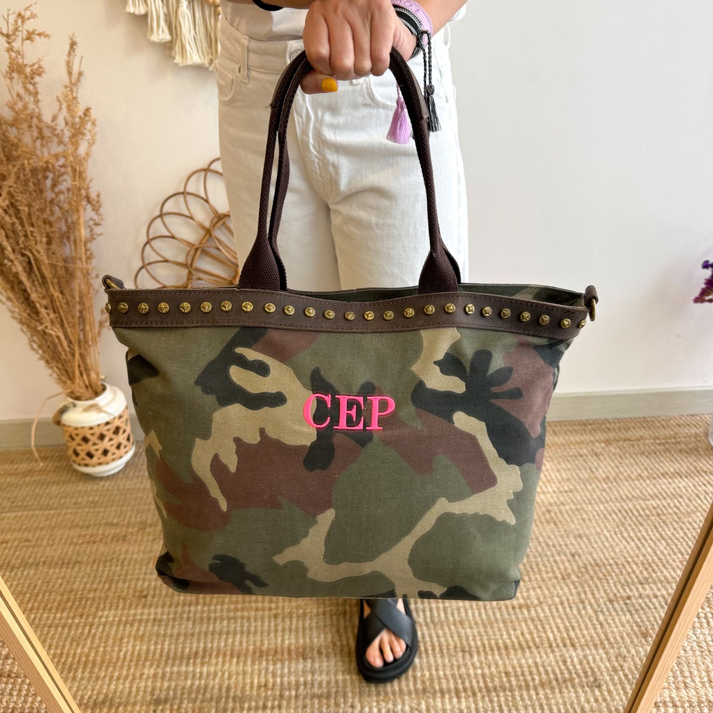 Bolso shopper loneta y piel camuflaje tachuelas iniciales bordadas con correa étnica