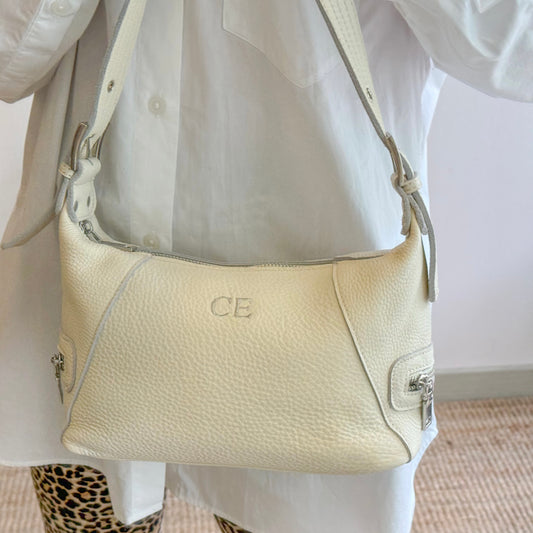 Bolso piel herrajes plateados beige iniciales bordadas