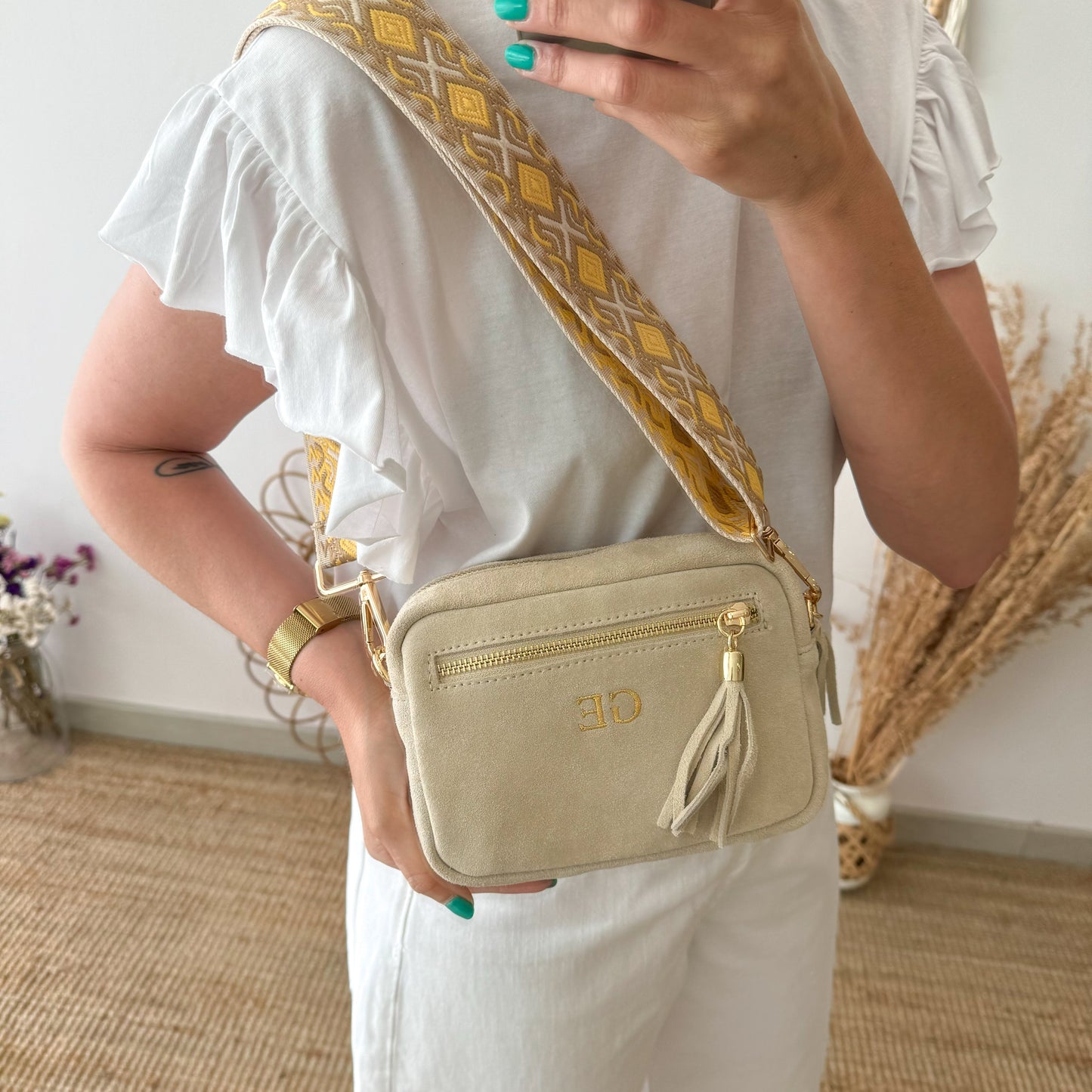 Bolso rectangular ante beige doble pompón iniciales bordadas