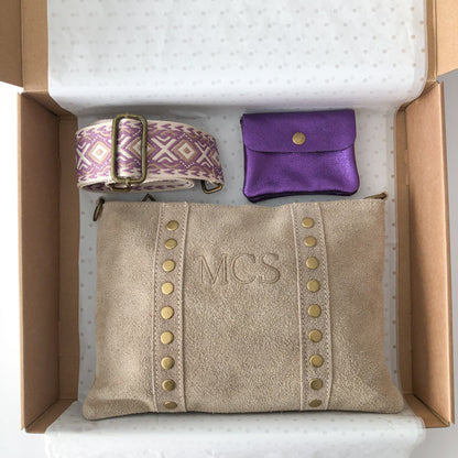 PACK REGALO BANDOLERA TACHUELAS ANTE BEIGE PERSONALIZADO