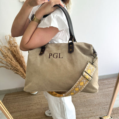 Bolso combinado ante y piel beige iniciales bordadas con correa étnica