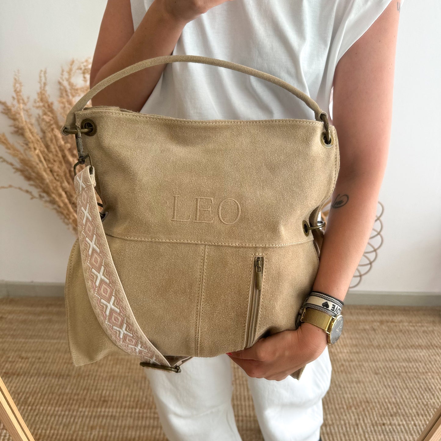 Bolso ante beige cremalllera iniciales bordadas