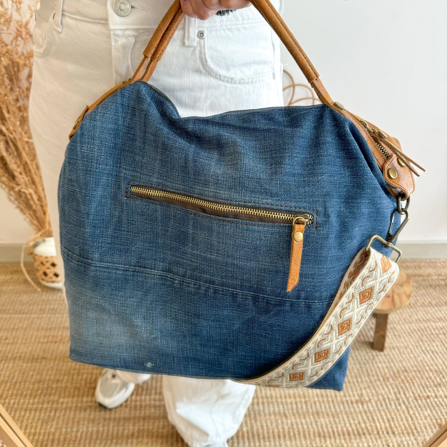 Bolso denim/piel camel iniciales bordadas