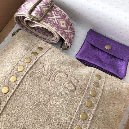PACK REGALO BANDOLERA TACHUELAS ANTE BEIGE PERSONALIZADO