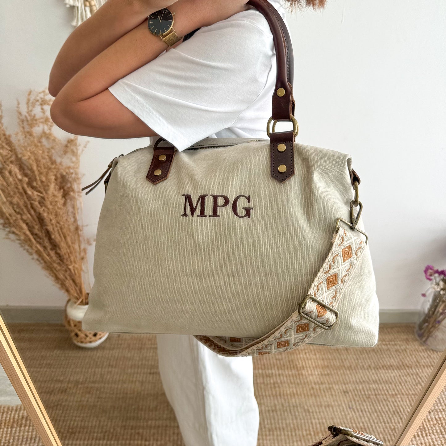 Bolso combinado loneta y piel beige iniciales bordadas con correa étnica