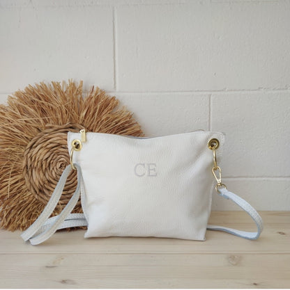 Bolso trapecio piel blanco iniciales bordadas