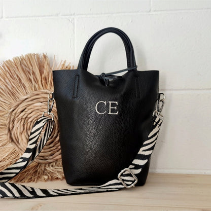 Bolso pequeño piel negro personalizado iniciales bordadas