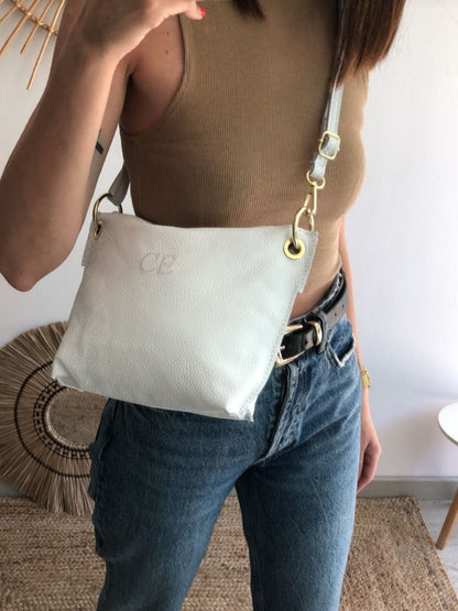 Bolso trapecio piel blanco iniciales bordadas