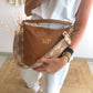 Bolso cremalleras piel camel iniciales bordadas