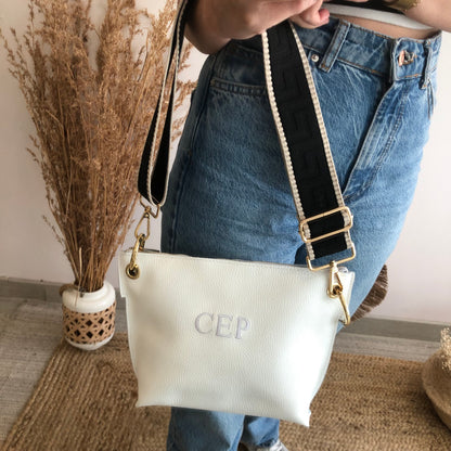 Bolso trapecio piel blanco iniciales bordadas