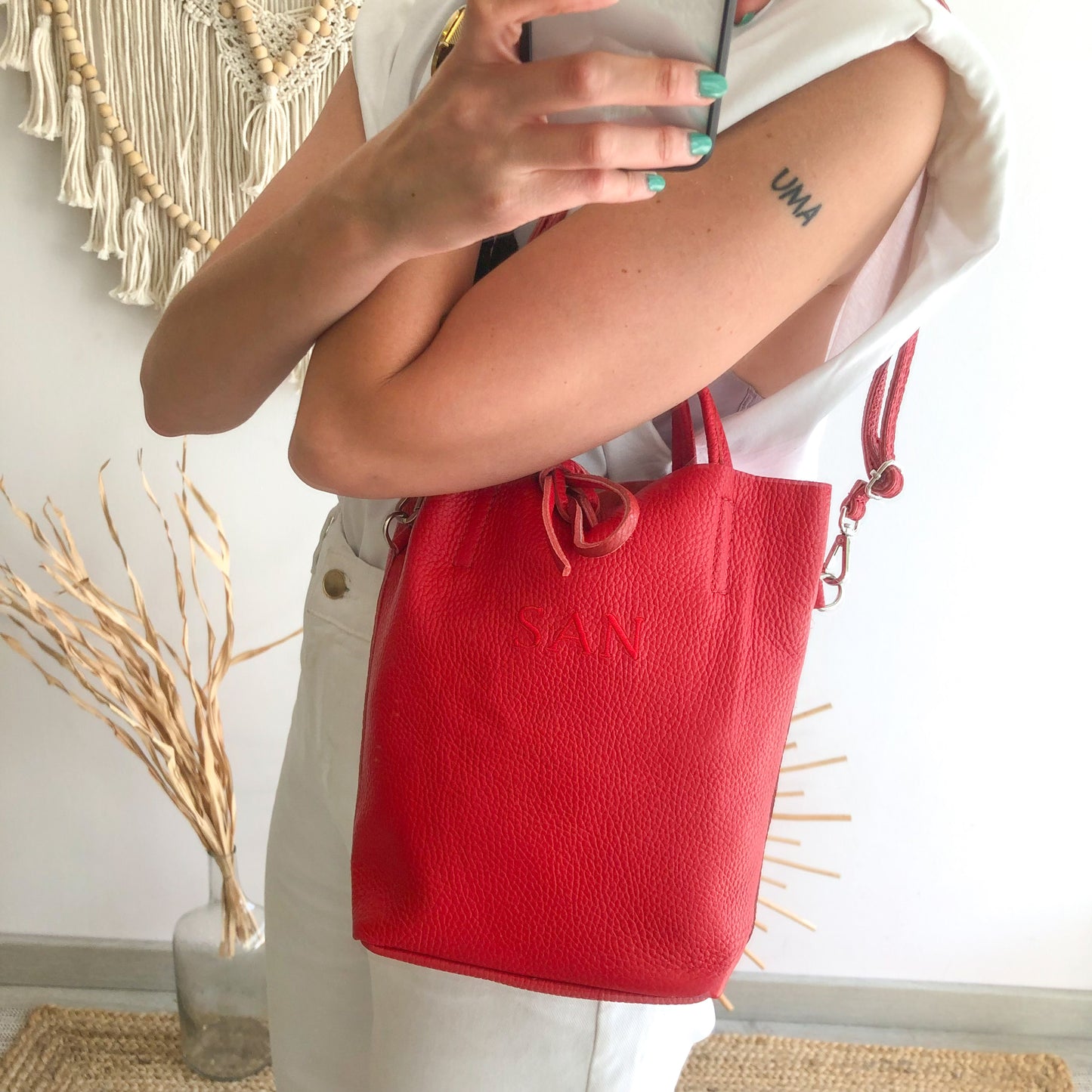 Bolso pequeño piel rojo personalizado iniciales bordadas