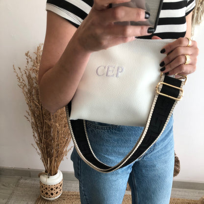 Bolso trapecio piel blanco iniciales bordadas