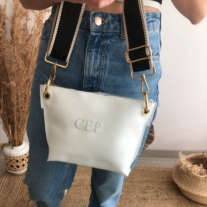 Bolso trapecio piel blanco iniciales bordadas