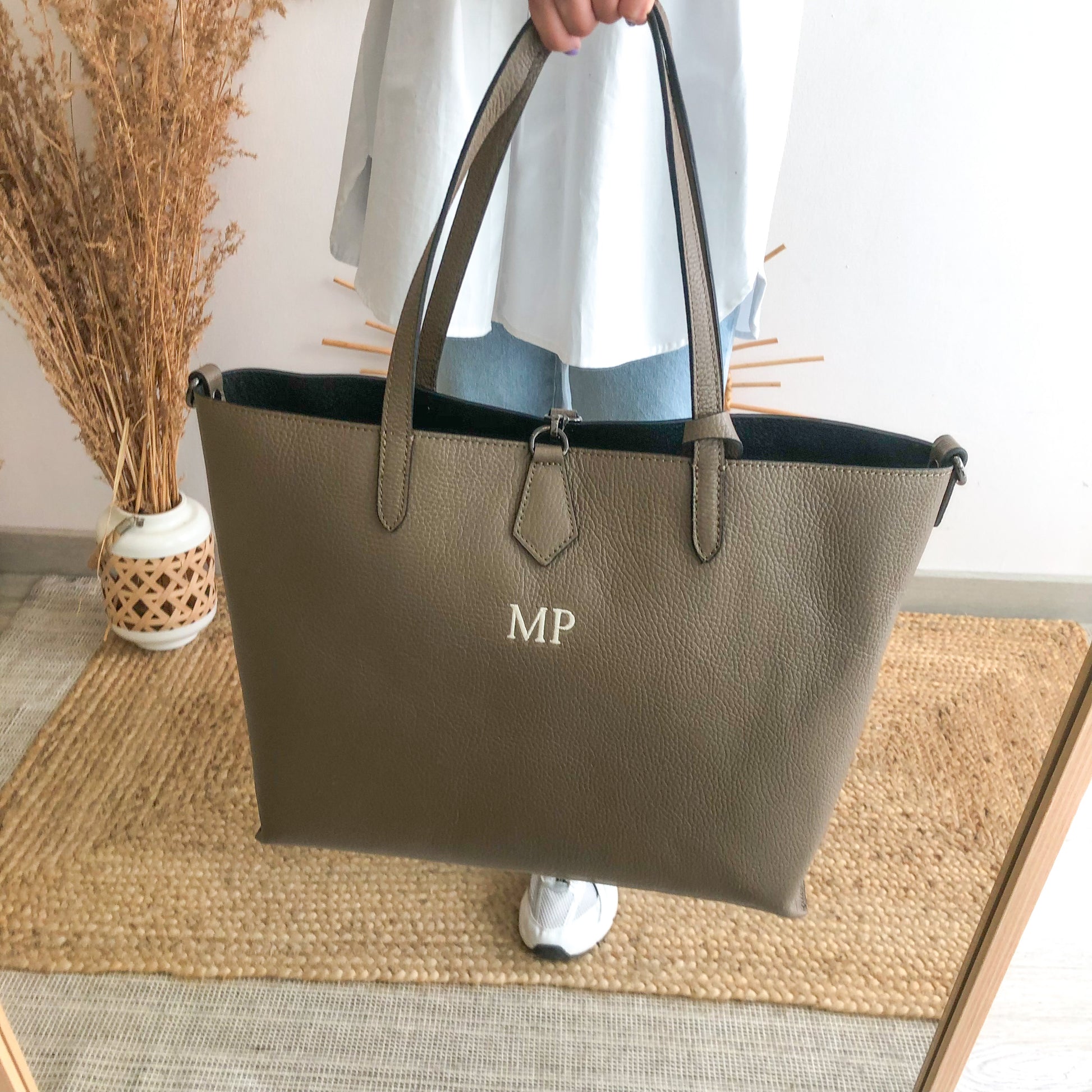 Bolso shopper piel taupe cierre iniciales bordadas – Bubbleshopbcn