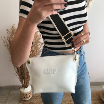 Bolso trapecio piel blanco iniciales bordadas