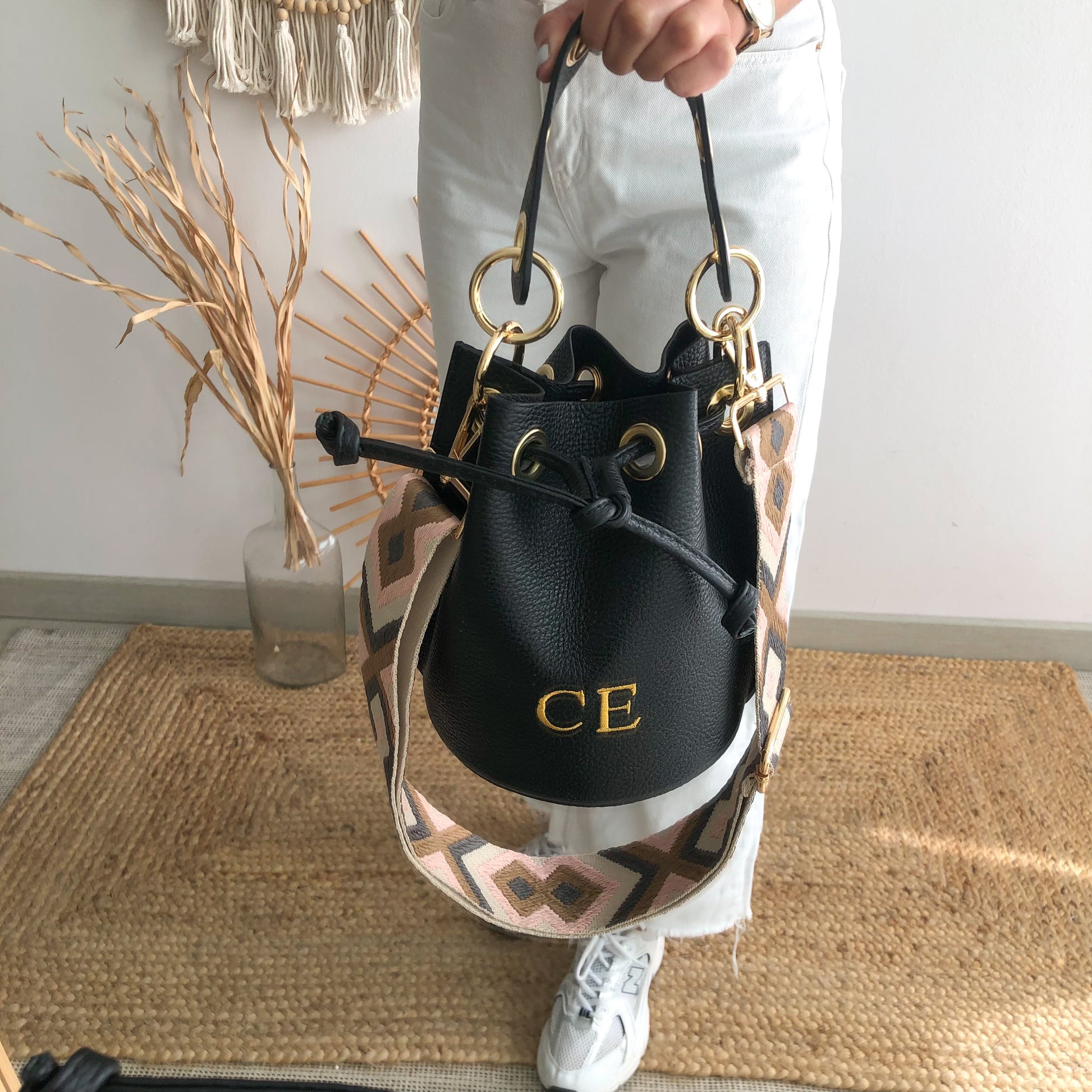 Bolso mochila negro personalizado iniciales bordadas – Bubbleshopbcn