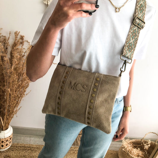 Bolso bandolera tachuelas serraje iniciales bordadas beige