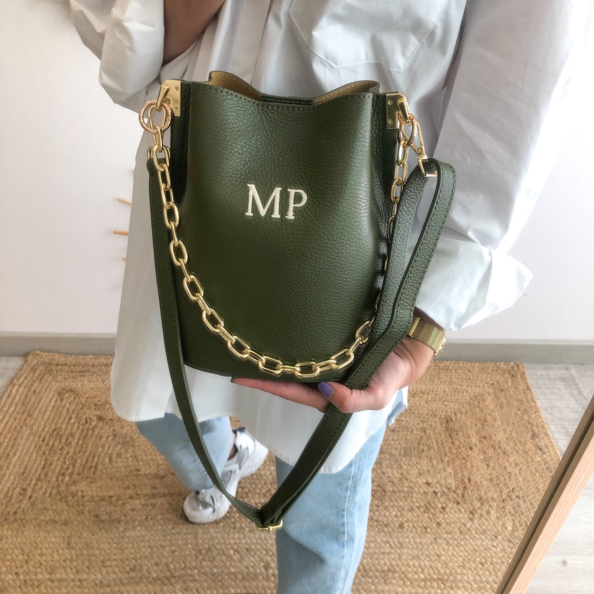 Bolso bucket piel caqui cadena dorada iniciales bordadas