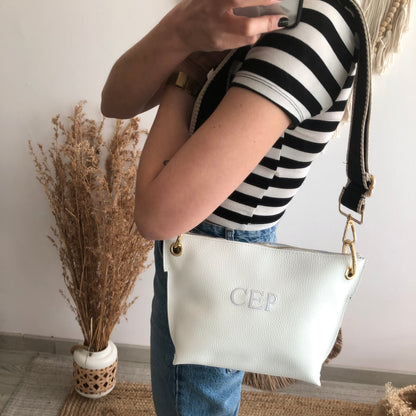 Bolso trapecio piel blanco iniciales bordadas