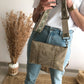 Bolso bandolera tachuelas serraje iniciales bordadas beige